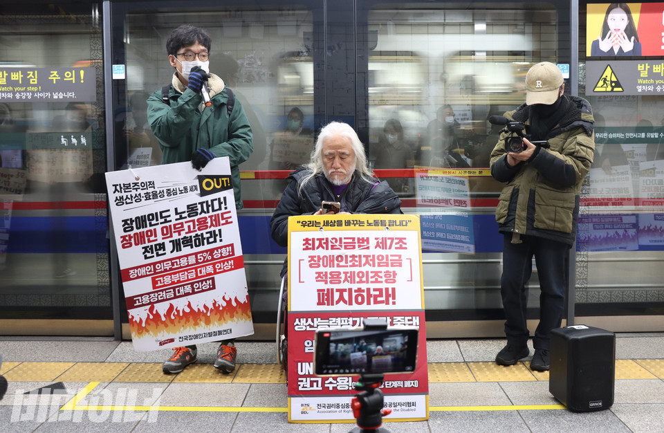노들야학 교사이자 들다방 사장인 박준호가 쑥스러워하며 발언하고 있다. 사진 강혜민