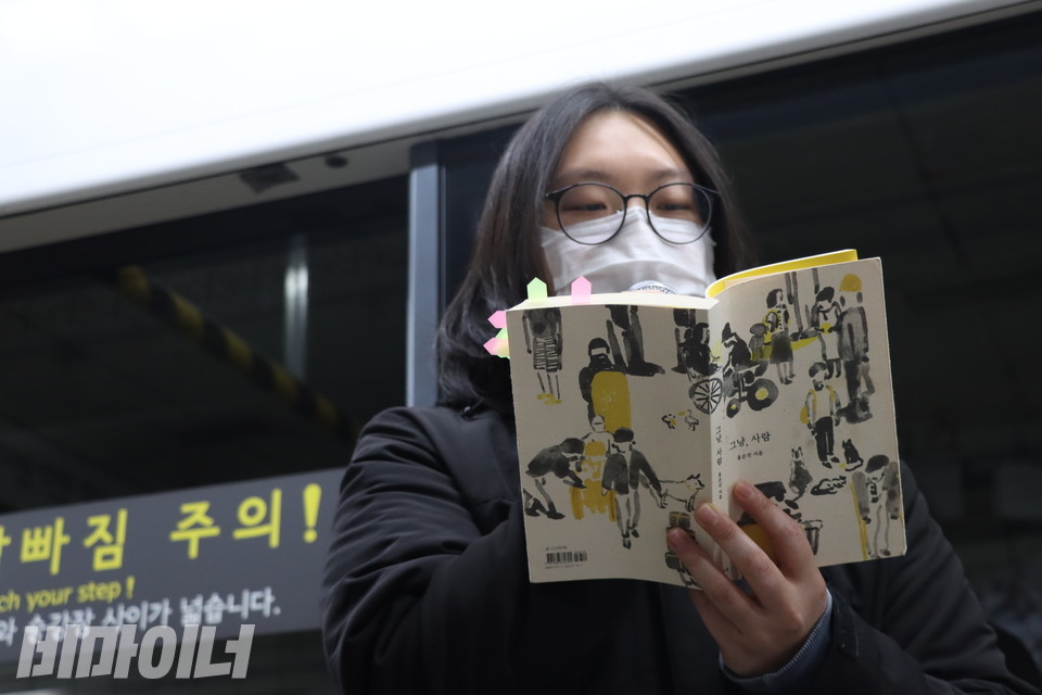 탁영희 노들야학 교사가 책 『그냥, 사람』(홍은전, 봄날의책)을 낭독하고 있다. 사진 강혜민