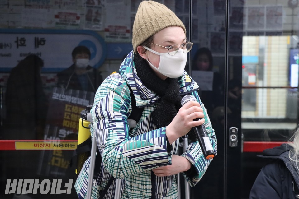 미국에서 온 로리 씨가 목발을 짚고 발언하고 있다. 사진 하민지 