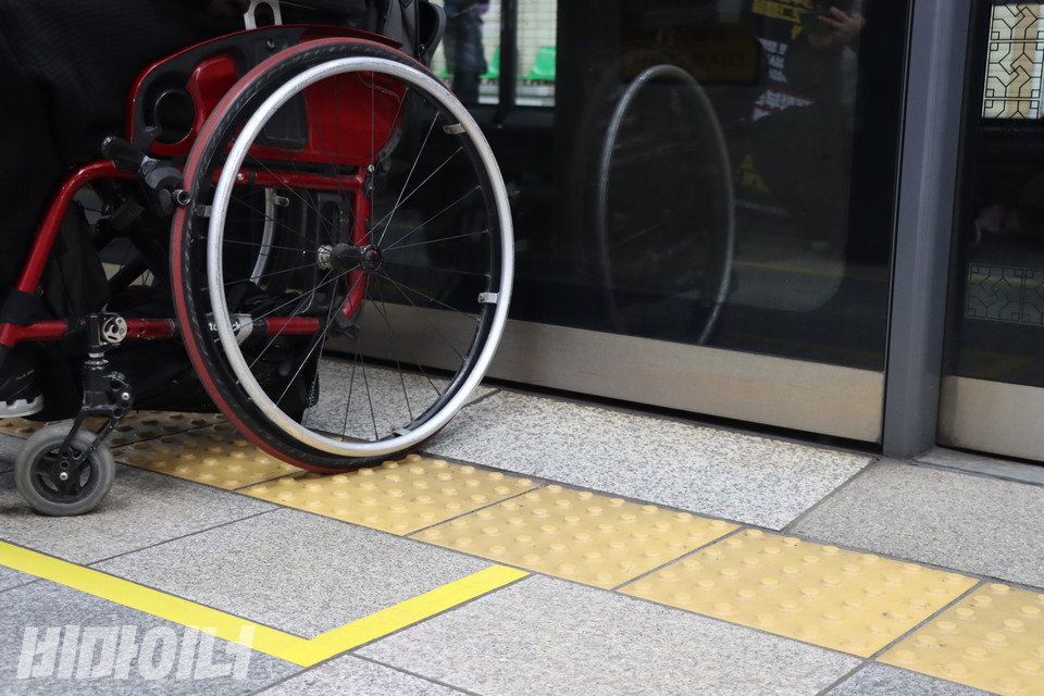 박경석 전장연 상임공동대표의 수동휠체어 바퀴가 노란 선 안에 있다. 사진 하민지 