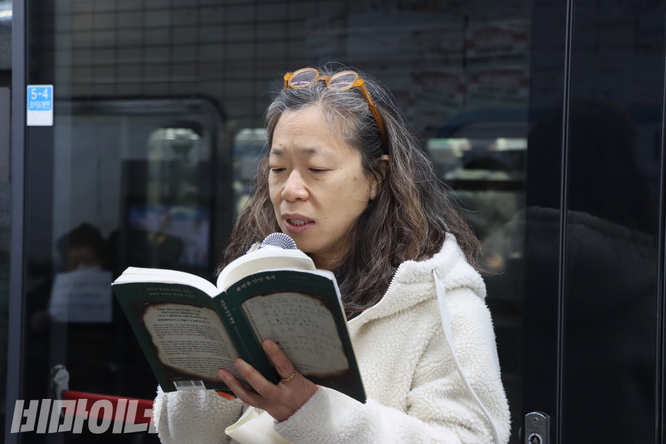 수리야 경기장애인차별철폐연대 집행위원장이 『유언을 만난 세계』를 낭독하고 있다. 사진 하민지