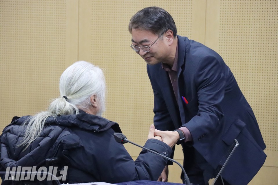 김상한 서울시 복지정책실장(오른쪽)이 박경석 전장연 상임공동대표(왼쪽)와 악수하고 있다. 사진 하민지