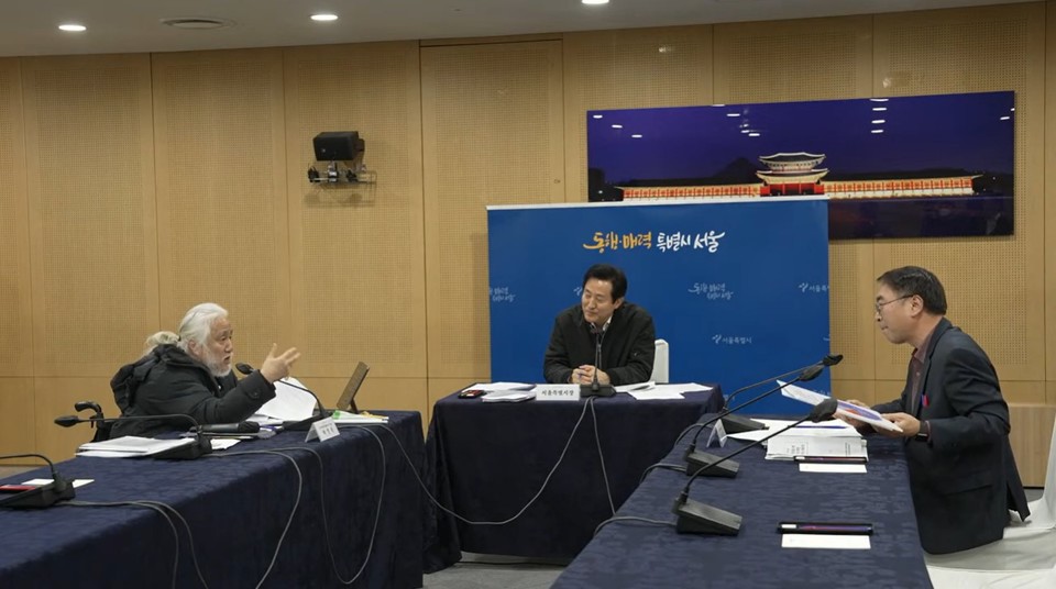 전국장애인차별철폐연대와 오세훈 서울시장이 단독 공개 대담을 하는 모습. 왼쪽에서부터 박경석 전장연 상임공동대표, 오세훈 서울시장, 김상한 서울시 복지정책실장이 앉아 있다. 사진 비마이너 유튜브 캡처