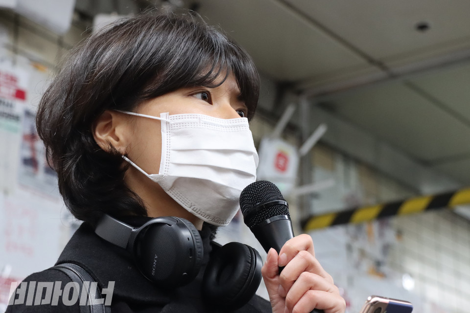 고려대 여학생위원회에서 활동하는 신영미 씨가 2일 오전 서울지하철 4호선 혜화역 선전전에서 마이크를 들고 발언하고 있다. 사진 복건우
