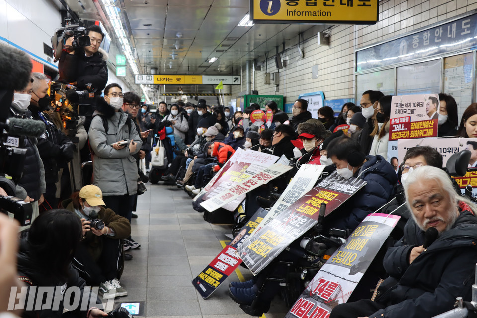 2일 오전 서울지하철 4호선 혜화역 승강장에서 전국장애인차별철폐연대 활동가들이 피켓을 목에 건 채 선전전을 벌이고 있다. 사진 복건우