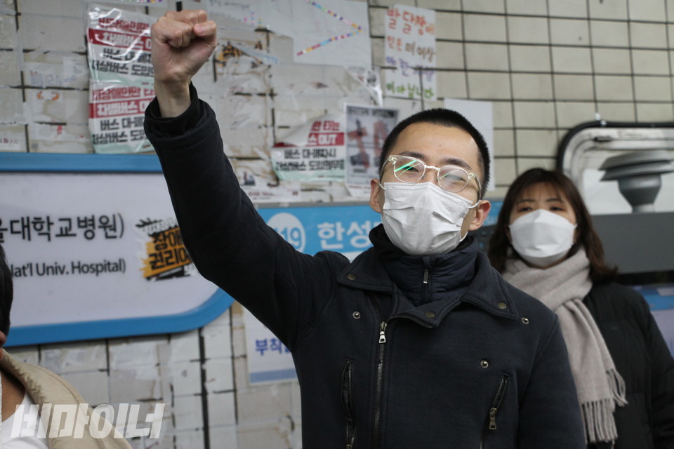 정윤상 씨가 ‘투쟁’을 외치고 있다. 사진 강혜민