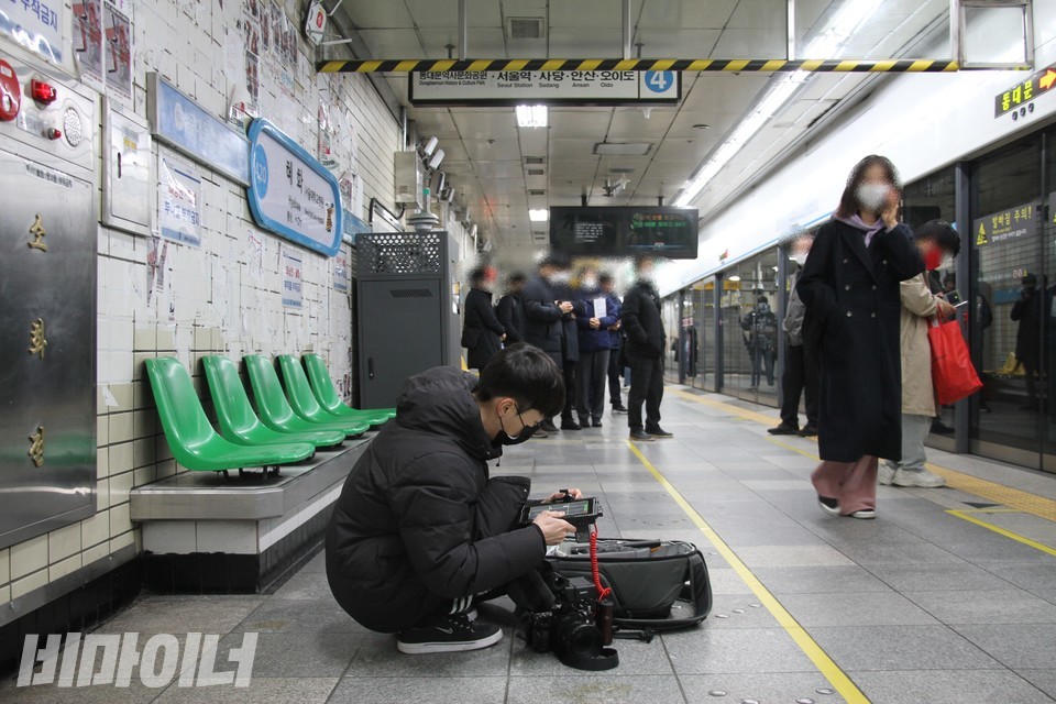 박명훈 다큐인 영상활동가가 촬영장비를 정리하고 있다. 사진 강혜민