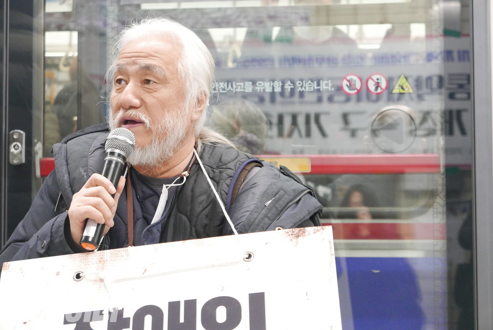 박경석 전장연 상임공동대표가 발언 중이다. 사진 양유진
