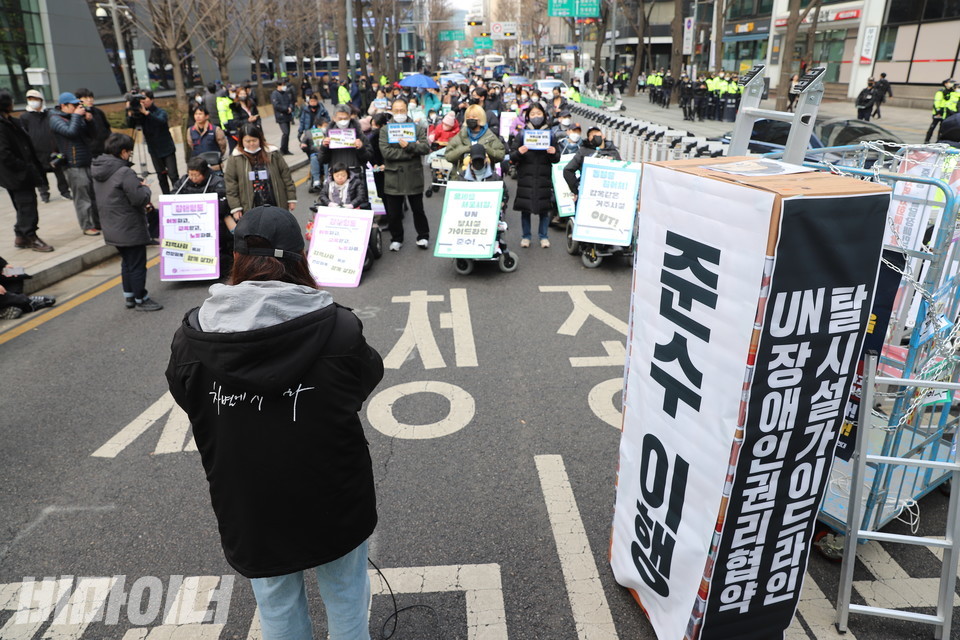 고발대회 현장. 박미주 서울장차연 활동가가 사회를 보고 있다. 사진 하민지