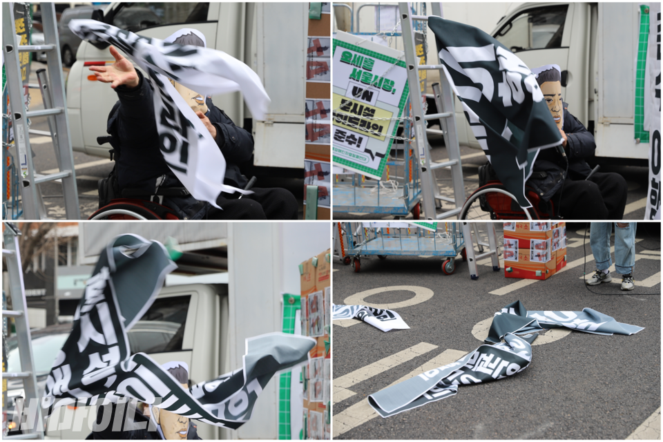 박경석 전장연 상임공동대표는 오세훈 서울시장 가면을 쓰고 유엔장애인권리협약과 탈시설 가이드라인을 폐기하는 퍼포먼스를 선보였다. 사진 하민지