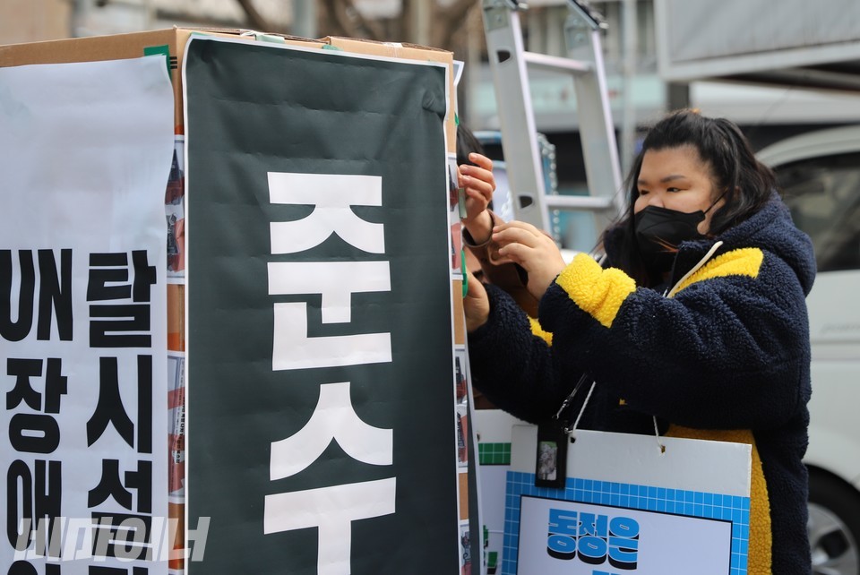 김현아 피플퍼스트서울센터 동료지원가가 협약과 가이드라인을 다시 붙이고 싶다. 올해 서른 살인 김 동료지원가는 6살 때부터 장애인거주시설 해맑은마음터에 살았다. 2019년 12월에 지원주택에 입주했다. 사진 하민지
