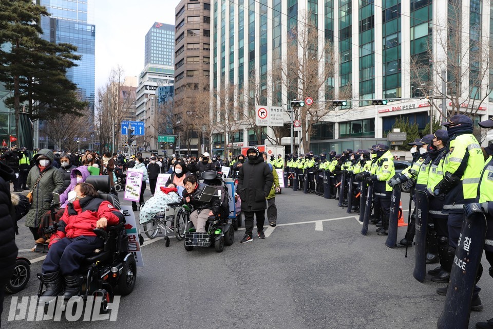 경찰의 삼엄한 경계 하에 행진하는 활동가들. 사진 하민지