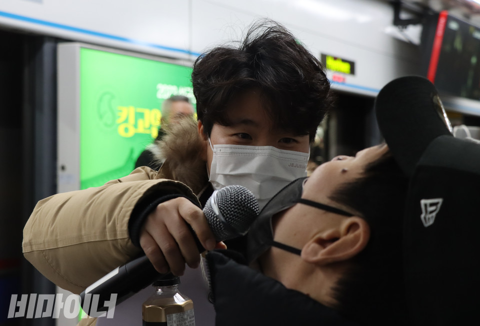 14일 오전 서울지하철 4호선 혜화역 선전전에 참여한 박지성 서울장애인차별철폐연대 활동가(왼쪽)가 박지호 노들장애인자립생활센터 권익옹호활동가에게 마이크를 대고 있다. 사진 복건우