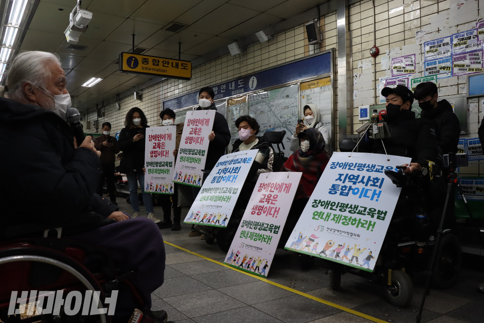 14일 오전 서울지하철 4호선 혜화역 승강장에서 박경석 전국장애인차별철폐연대 상임공동대표(왼쪽)가 장애인 활동가들을 보며 발언하고 있다. 사진 복건우