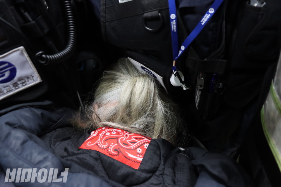 14일 오전 서울지하철 4호선 혜화역에서 전국장애인차별철폐연대의 출근길 선전전이 끝난 뒤 박경석 대표가 지하철을 타기 위해 서울교통공사 보안관들 사이로 머리를 밀어 넣고 있다. 사진 복건우