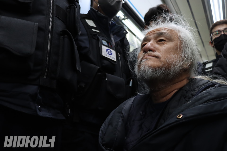 14일 오전 서울지하철 4호선 혜화역 승강장에서 서울교통공사 보안관들이 지하철을 타려는 박경석 전국장애인차별철폐연대 상임공동대표를 막아서자 박 대표가 망연자실한 표정을 짓고 있다. 사진 복건우