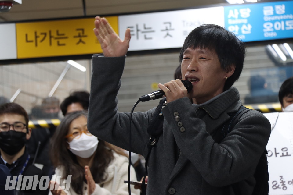 문화활동가 이혜규 씨가 노래를 부르고 있다. 사진 강혜민