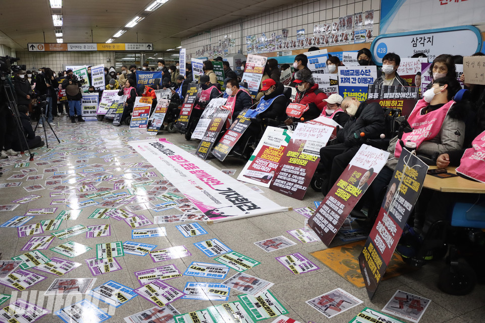 13일 오전 8시, 전국장애인차별철폐연대가 4호선 삼각지역 승강장에 모였다. 바닥과 벽면에는 장애인권리예산을 촉구하는 스티커가 붙어 있다. 사진 강혜민