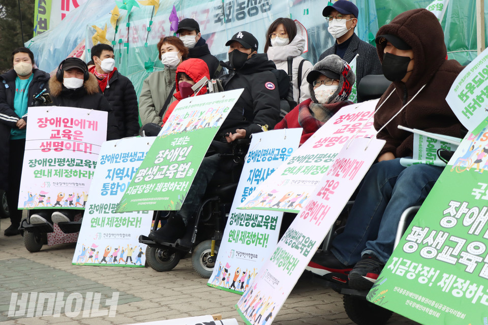 농성 선포를 알리는 기자회견에 참석한 장애인야학 학생들. 사진 강혜민
