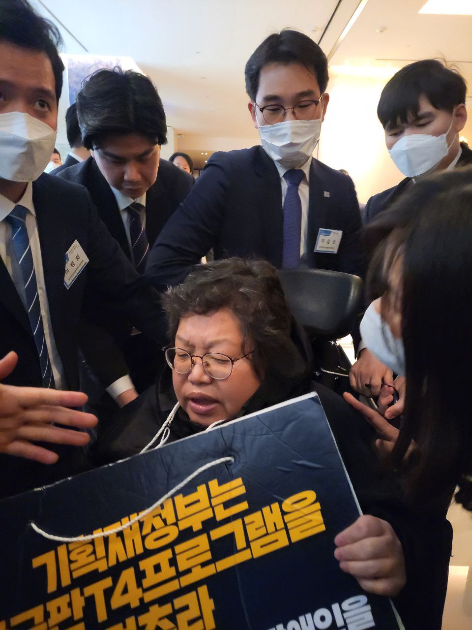 웨스틴조선서울호텔 직원이 이형숙 서울시장애인자립생활센터협의회 회장의 휠체어를 뒤에서 잡아끌고 있다. 사진 박온슬 나야장애인인권교육센터 활동가