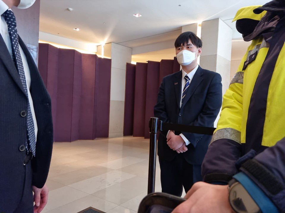 한국최고경영자포럼 현장에 갈색 병풍이 쳐져 있다. 사진 박온슬 나야장애인인권교육센터 활동가