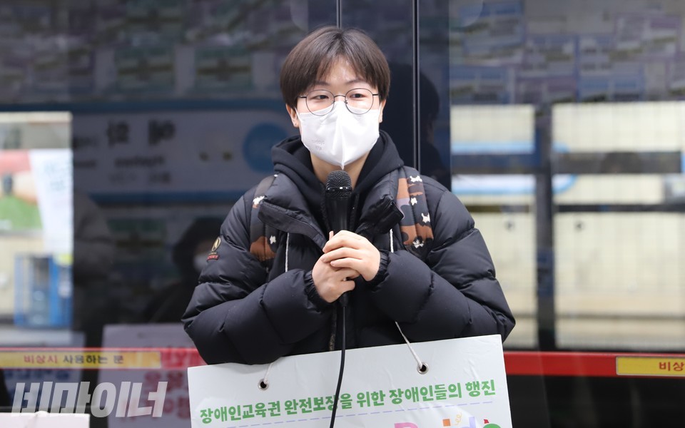 김포 시민 장세현 씨가 발언 중이다. 장 씨는 “장애인교육권 완전보장을 위한 장애인들의 행진”이라 적힌 피켓을 목에 걸고 있다. 사진 하민지