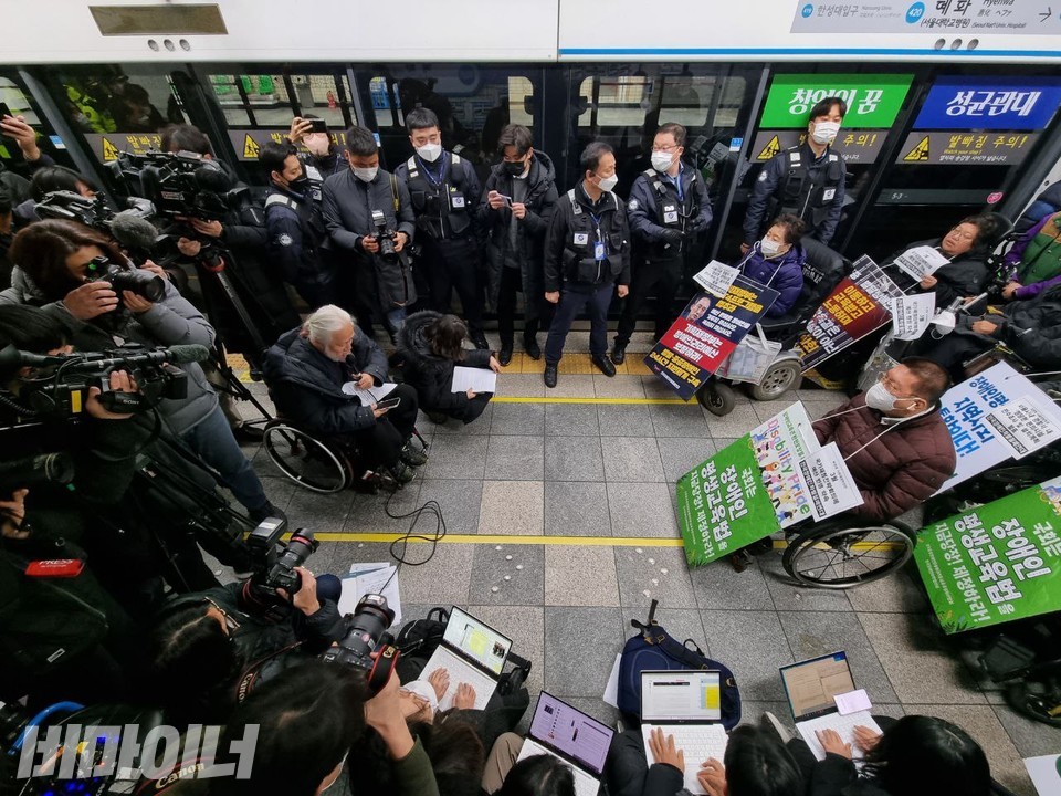 20일 오전 서울지하철 4호선 혜화역 승강장에서 열린 전국장‘’차별철폐연대의 기자회견 현장. 휠체어 탄 장애인 활동가들을 찍는 사진 기자들, 활동가들의 말을 받아 적는 취재 기자들, 출입문 앞에 늘어선 서울교통공사 보안관들이 승강장을 둥글게 둘러싸고 있다. 사진 복건우