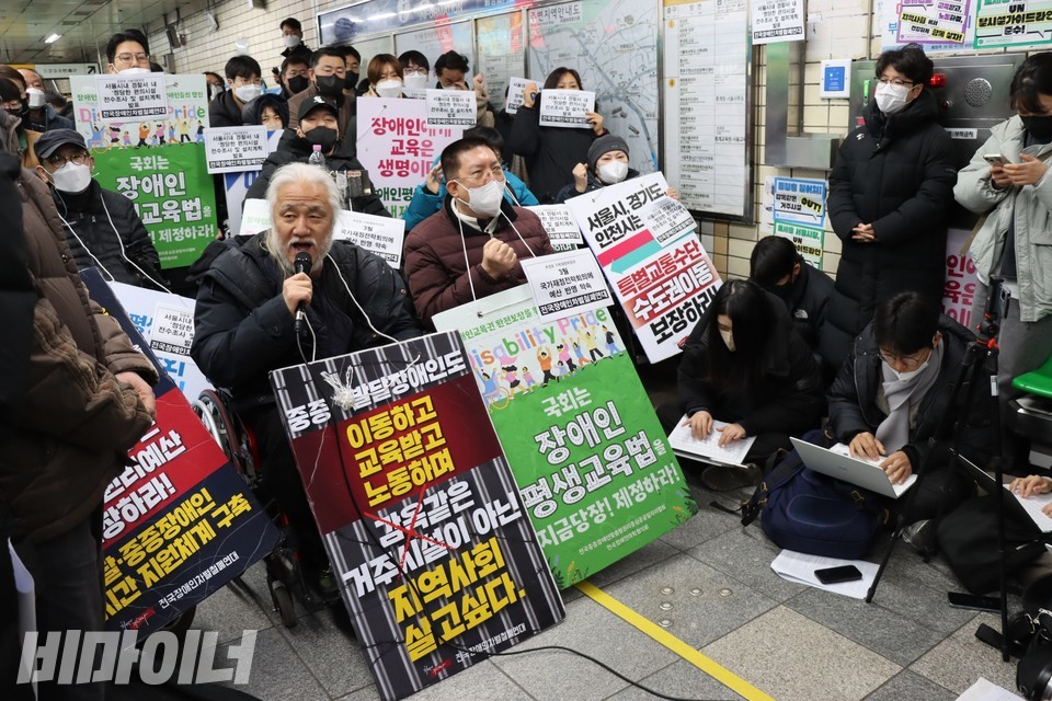 기자회견 현장. 참가자들이 피켓을 목에 걸거나 손에 들고 “투쟁”을 외치고 있다. 사진 하민지