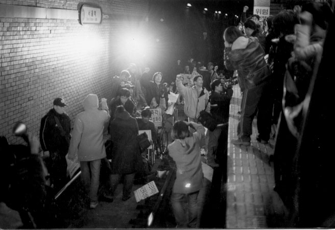 2001년 2월 6일, 장애인들이 서울역 지하철 선로를 점거했다. 이 선로 점거를 시작으로, 장애인 이동권 투쟁이 본격적으로 시작된다. 사진 장애인이동권연대