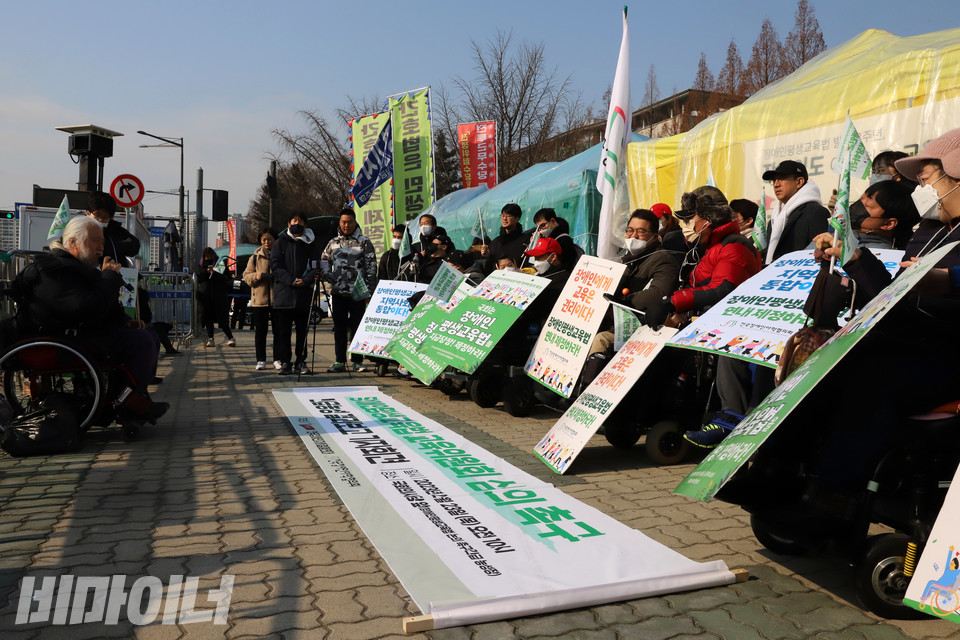 전국장애인야학협의회는 23일 오전 국회 앞 농성장에서 장애인평생교육법 제정을 위한 이주호 사회부총리 겸 교육부 장관 면담을 요청하는 기자회견을 열었다. 사진 복건우