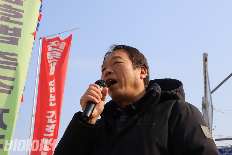 23일 오전 국회 앞 농성장에서 천성호 노들장애인야학 교장이 마이크를 들고 발언하고 있다. 사진 복건우