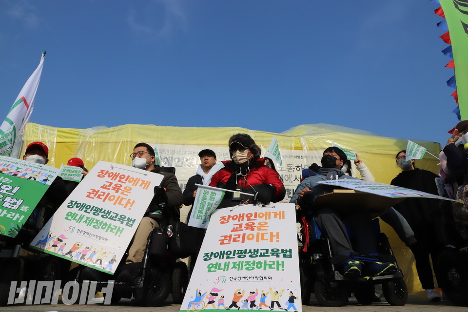 전국장애인야학협의회 소속 장애인들이 23일 오전 국회 앞 농성장에서 ‘장애인에게 교육은 권리다’라고 적힌 피켓을 들고 기자회견을 하고 있다. 사진 복건우