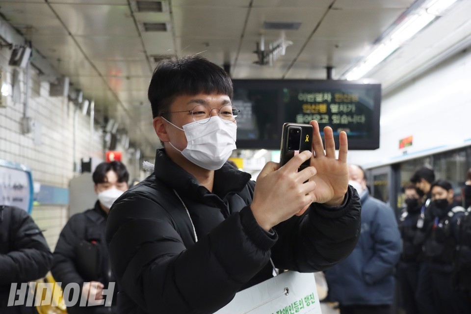 허신행 사단법인 노란들판 활동가가 선전전 현장을 촬영하고 있다. 사진 하민지