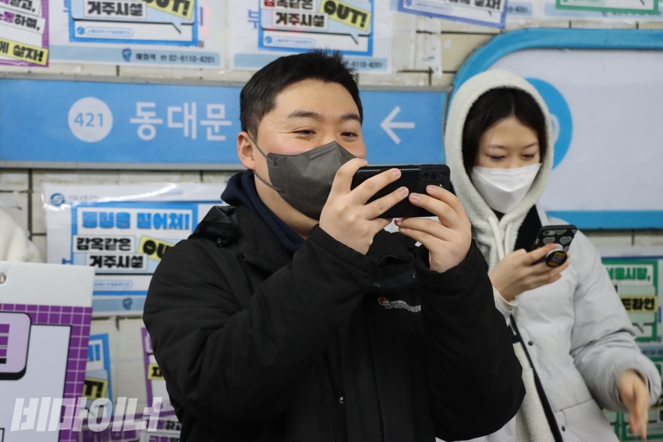 이학인 서울장애인차별철폐연대 활동가가 선전전 현장을 촬영하고 있다. 사진 하민지