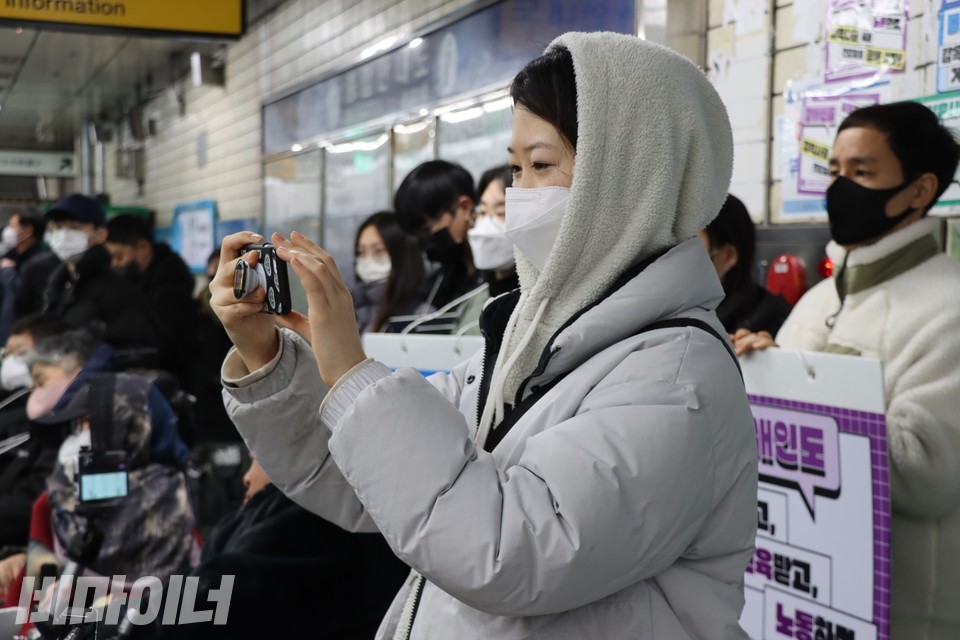 황나라 전국장애인야학협의회 활동가가 선전전 현장을 촬영하고 있다. 사진 하민지