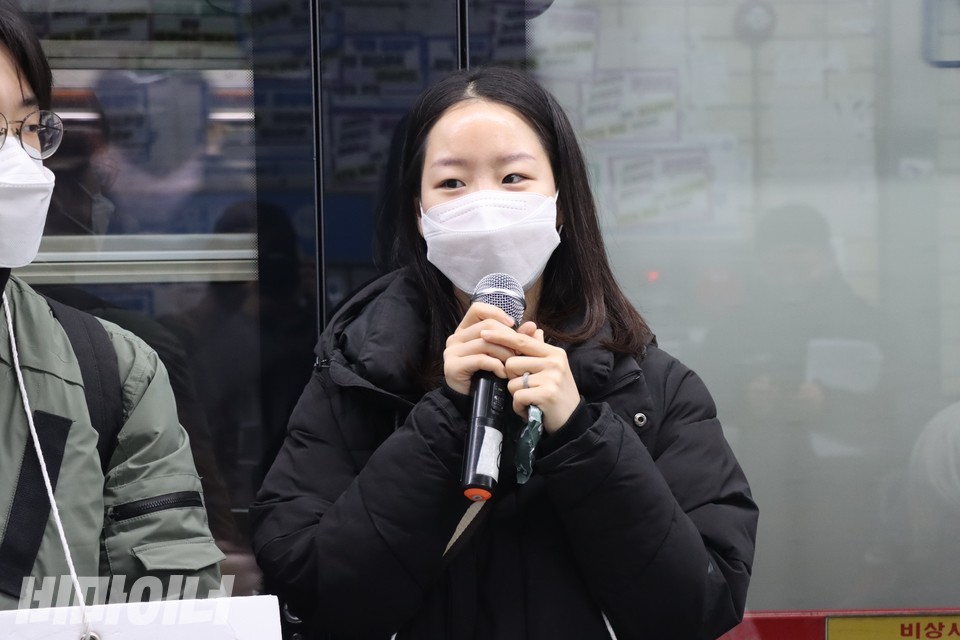 예소영 IVF(한국기독학생회) 학생이 선전전에서 발언하고 있다. 사진 하민지