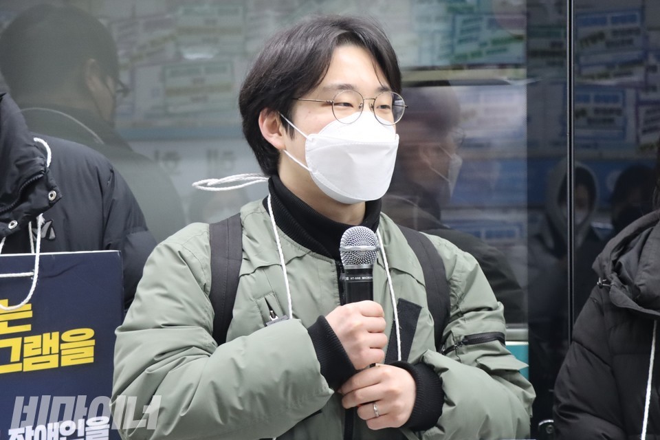 남상백 IVF(한국기독학생회) 학생이 선전전에서 발언하고 있다. 사진 하민지