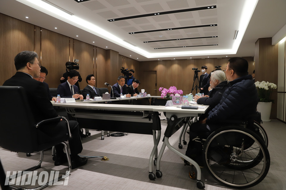 전국장애인차별철폐연대와 국회의원 연구단체 ‘약자의 눈’ 의원들이 2일 오전 서울 영등포구 여의도순복음교회에서 기독교계 지도자들과 면담을 가졌다. 박경석 전장연 상임공동대표, 김민석 국민의힘 의원, 이영훈 한국교회총연합 대표회장 등이 참석했다. 사진 복건우