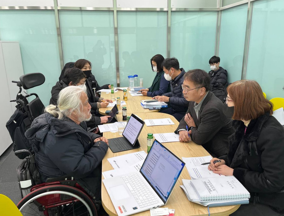 전국장애인차별철폐연대(전장연) 대표단과 김상한 서울시 복지정책실장이 2일 오후 서울 중구 서울시청 본관 1층 회의실에서 비공개 면담을 가졌다. 박경석 전장연 상임공동대표를 비롯해 서울시 장애인복지정책팀, 탈시설팀 등이 자리에 함께했다. 전장연 제공