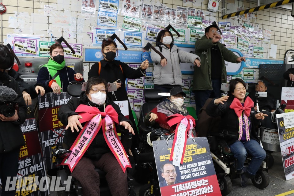 도끼와 칼 모양의 머리띠를 쓰고 좀비 흉내를 내는 활동가들. 사진 하민지