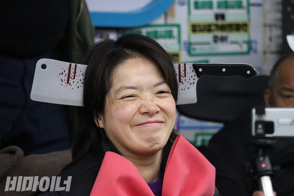 문애린 이음장애인자립생활센터 소장이 환하게 웃고 있다. 사진 하민지