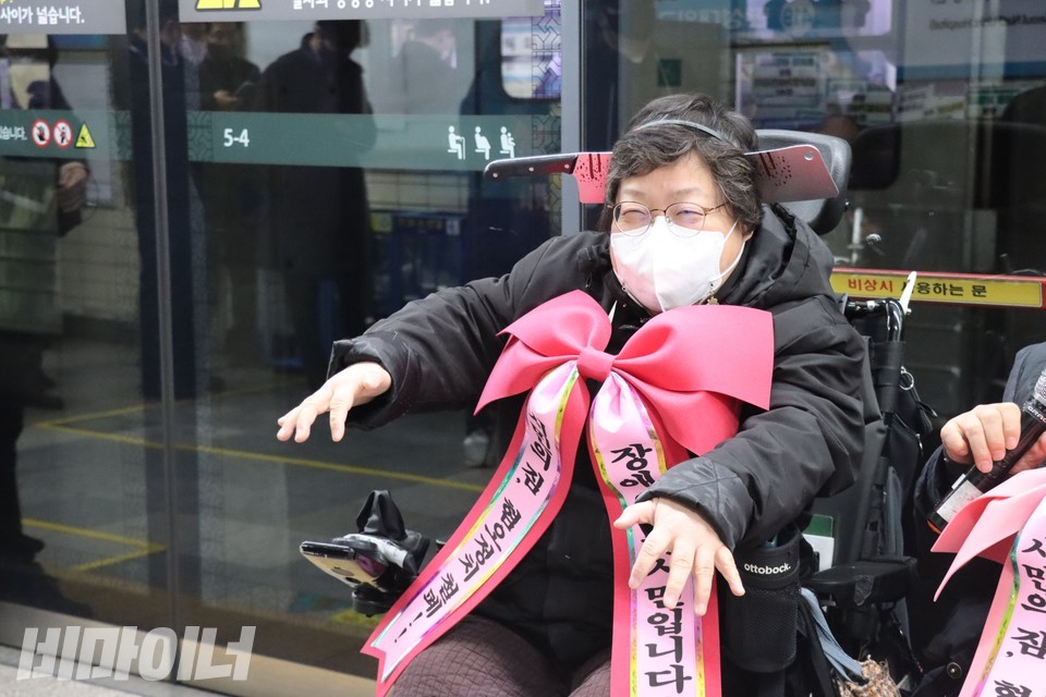 이형숙 서울시장애인자립생활센터협의회 회장이 좀비 흉내를 내고 있다. 사진 하민지