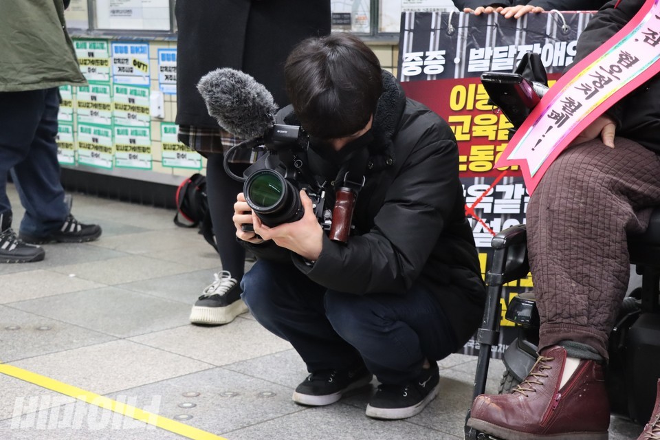 박명훈 다큐인 감독이 촬영 중이다. 사진 하민지