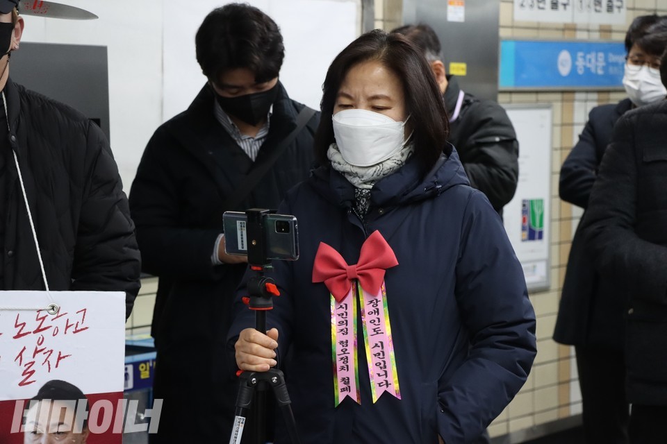 강희석 나야장애인권교육센터 활동가가 선전전 현장을 생중계 하고 있다. 사진 하민지