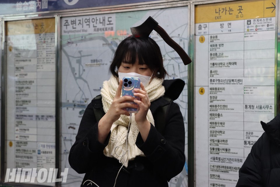 임지영 서울시장애인자립생활센터협의회 활동가 선전전 현장을 스마트폰으로 촬영하고 있다. 사진 하민지