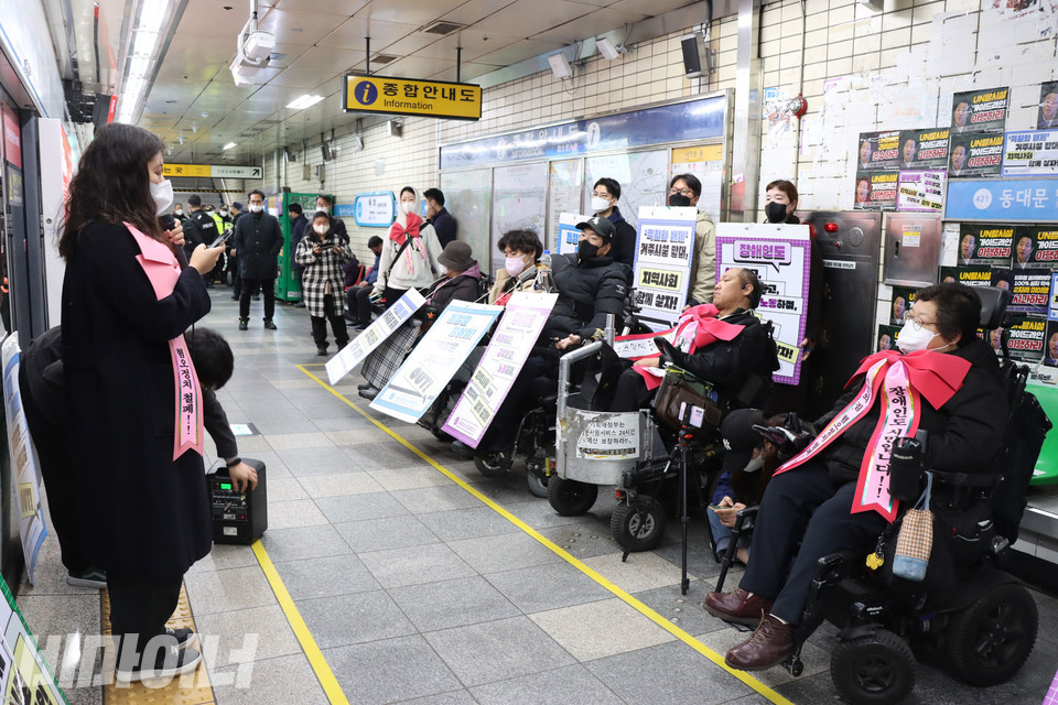 성지민 노들장애인자립생활센터 활동가가 책 『나는, 휴먼』을 낭독하고 있다. 사진 강혜민