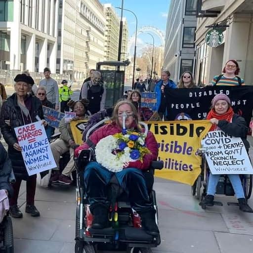 DAN(Disabled People’s Direct Action Network) 소속 장애인 활동가들이 영국 보건사회부를 규탄하는 집회를 하고 있다. 사진 DAN 페이스북 