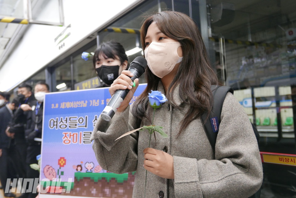 민주노총 공공운수노조 의료연대본부 서울지역지부 서울대병원분회 활동가가 푸른 장미를 들고 발언하고 있다. 사진 양유진
