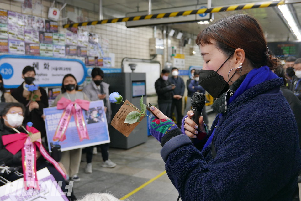 박채달 씨가 푸른 장미를 들고 자작시를 낭송하고 있다. 사진 양유진