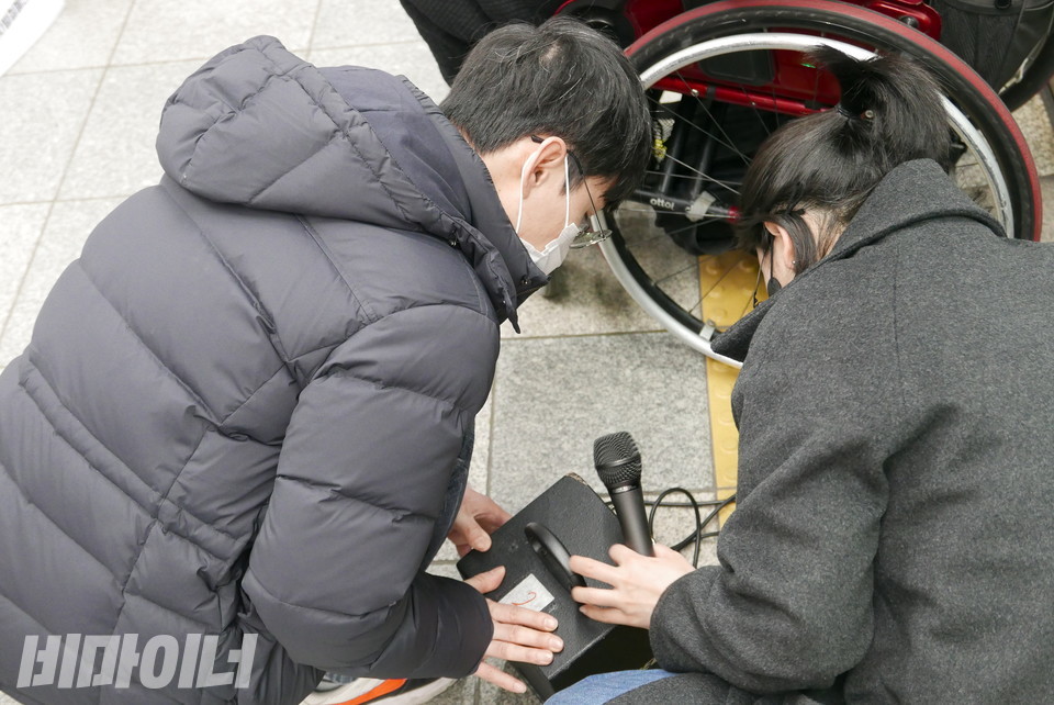 분주하게 유선마이크로 바꾸는 활동가들. 사진 양유진